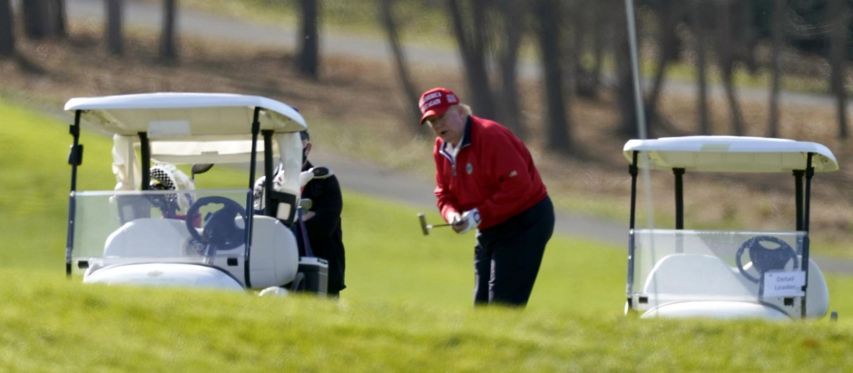 Donald Trump, expresidente de los Estados Unidos, jugando al golf en una imagen de 2020
