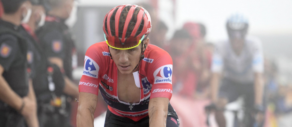 Evenepoel, líder de La Vuelta, saca más distancias a sus perseguidores tras los puertos asturianos