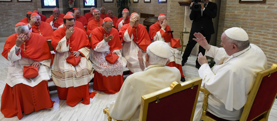 El Papa Francisco y el Papa Benedicto XVI junto a los recién nombrados cardenales durante un encuentro posterior al nombramiento