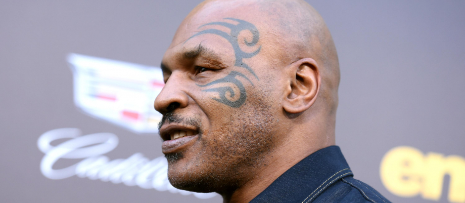 Boxeador Mike Tyson mostrando su extravagante tatuaje facial