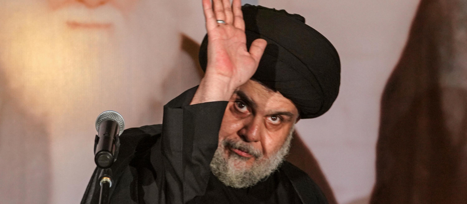El clérigo chiíta iraquí Moqtada al-Sadr tras un discurso