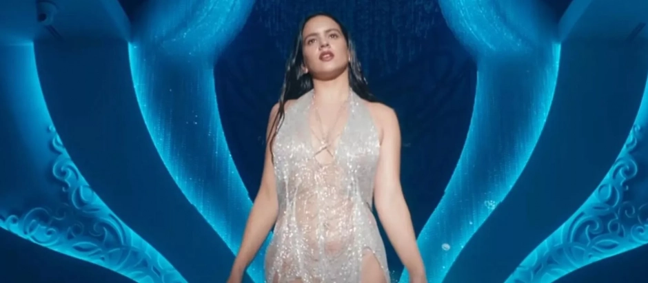 Rosalía en el videoclip de 'La Fama', tema que interpreta junto a The Weeknd