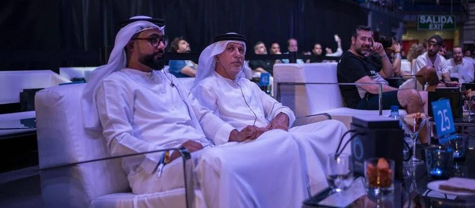 La imagen de dos árabes con túnica y tocado en la cabeza ha despertado las dudas sobre su interés en las criptos y alguna risa en los asistentes