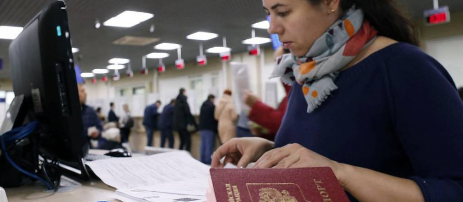Una ciudadana rusa haciendo trámites de visado (Archivo)