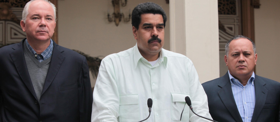 El exministro de Petróleos Rafael Ramírez (Iz) Nicolás Maduro (C) y Diosdado Cabello (D) en 2012 en Caracas