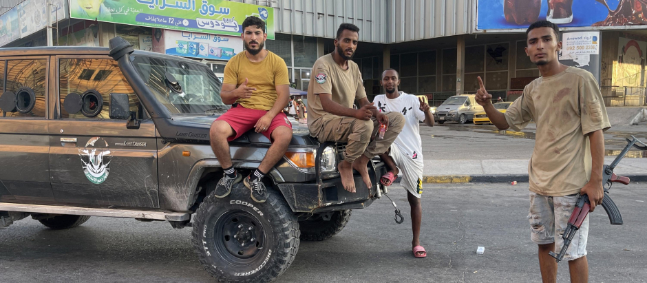 Los combatientes leales al Gobierno de Unidad Nacional en una calle de Trípoli, Libia (27 de agosto de 2022)
