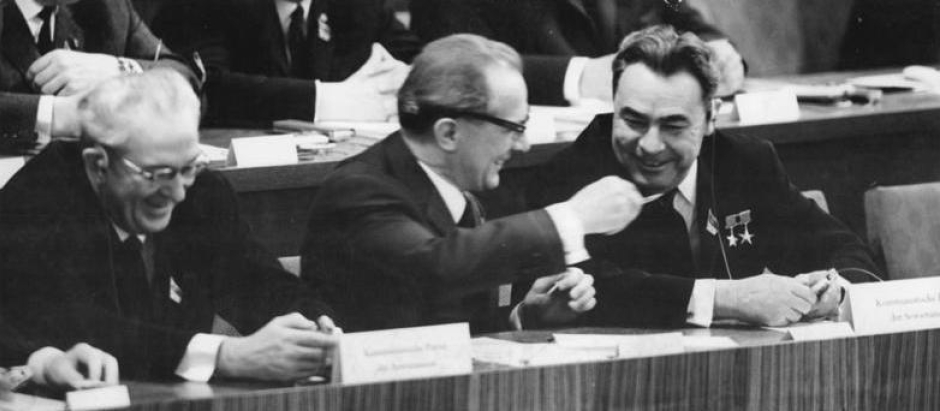 Yuri Andrópov, junto a Erich Honecker y Leonid Brézhnev, en 1967