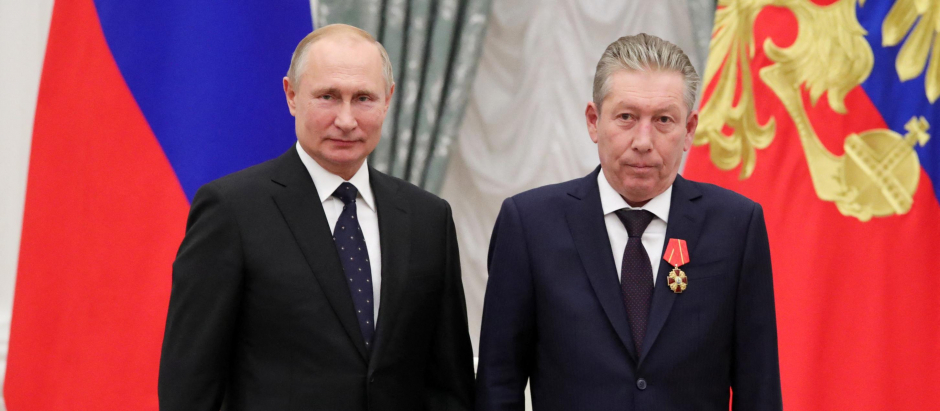 Vladimir Putin y el expresidente de la junta directiva de la compañía petrolera Lukoil Ravil Maganov (D) en Moscú el 21 de noviembre de 2019
