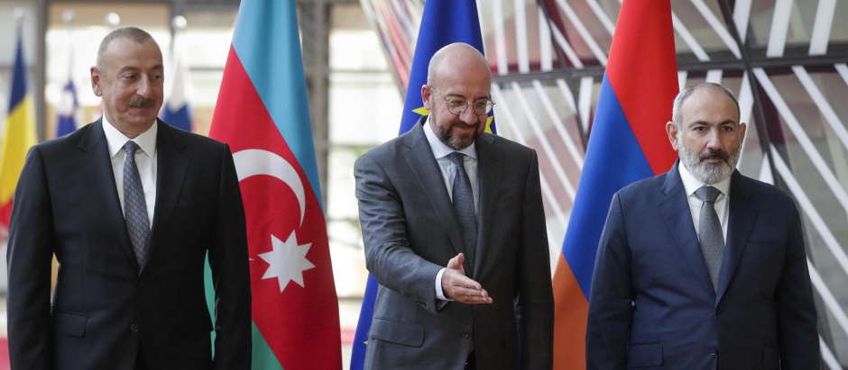 El presidente de Azerbaiyán, Ilham Aliyev (Iz), y el primer ministro de Armenia, Nikol Pashinyan, son recibidos por el presidente del Consejo Europeo, Charles Michel (C), en Bruselas para conversaciones de paz