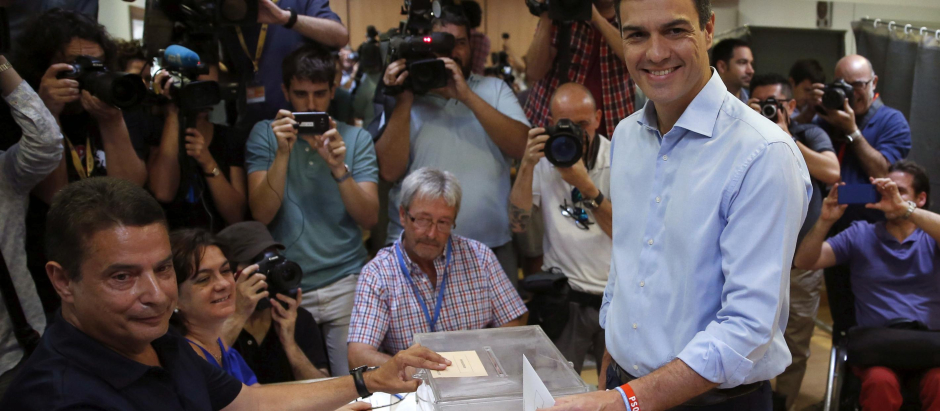 Pedro Sánchez vota en las elecciones generales de junio de 2016