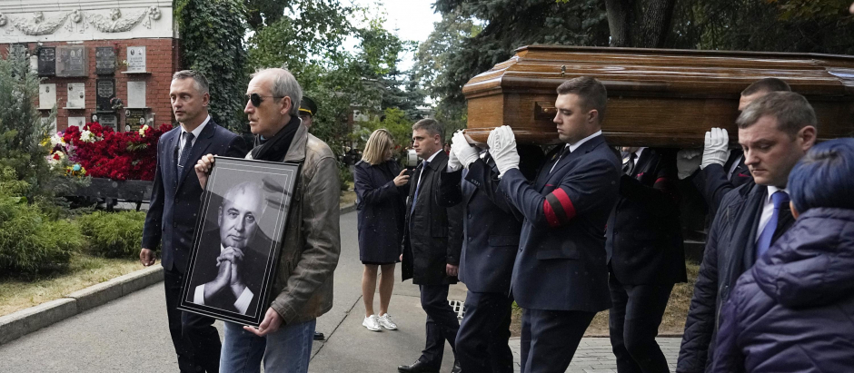 Los restos de Mikhail Gorbachov ya reposan en el cementerio Novodevichy en Moscú