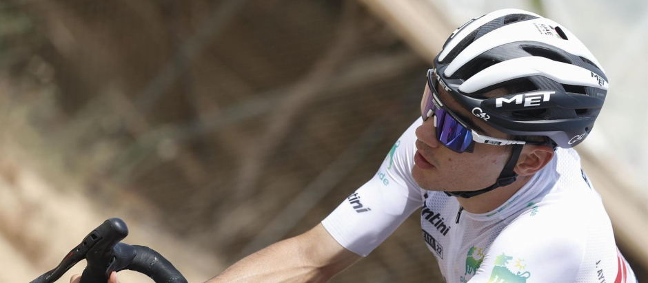 Juan Ayuso está contagiado de covid, pero sigue en La Vuelta... a diferencia de otros tantos