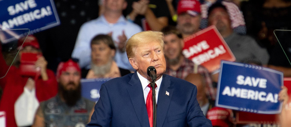 El expresidente Donald J. Trump habla en el Mohegan Sun Arena en Wilkes-Barre, Pensilvania, Estados Unidos