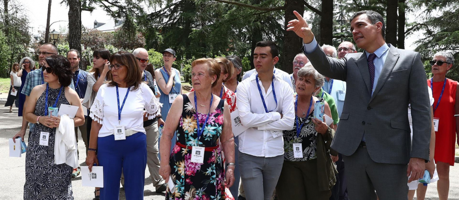 El presidente del Gobierno, Pedro Sánchez, junto a los ciudadanos participantes en Moncloa Abierta el pasado junio