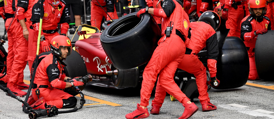 El momento del error de Ferrari en la parada de Sainz