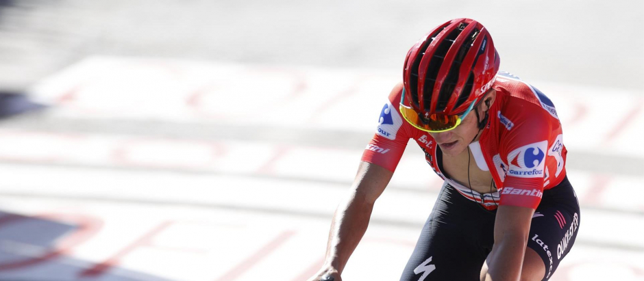 Evenepoel sigue líder de La Vuelta, aunque con menos distancia