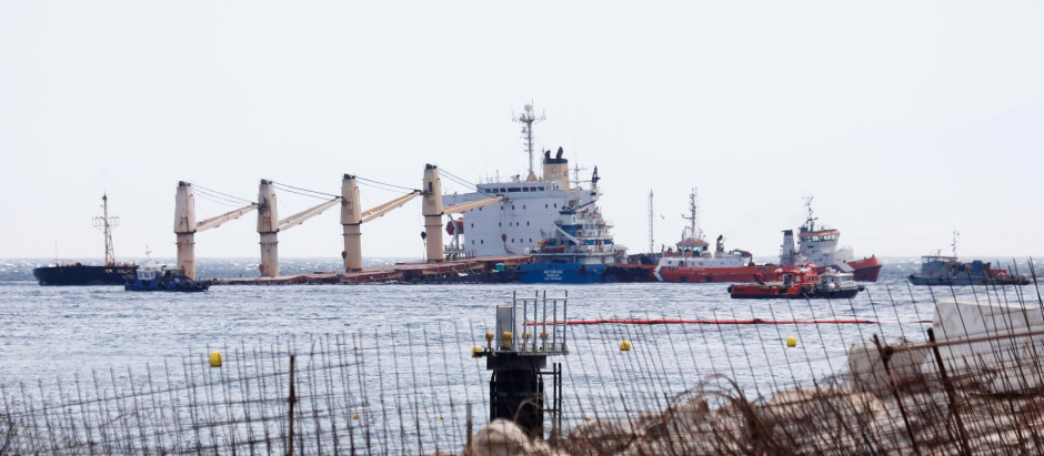 Vista del buque "OS35", varado al este de Gibraltar tras la colisión que sufrió el lunes.