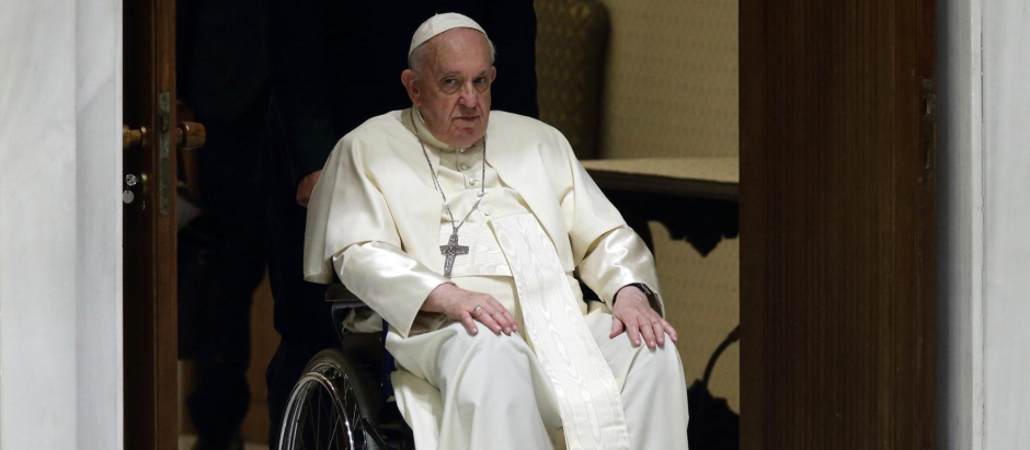 El Papa Francisco, entrando en silla de ruedas a una audiencia en el aula Pablo VI