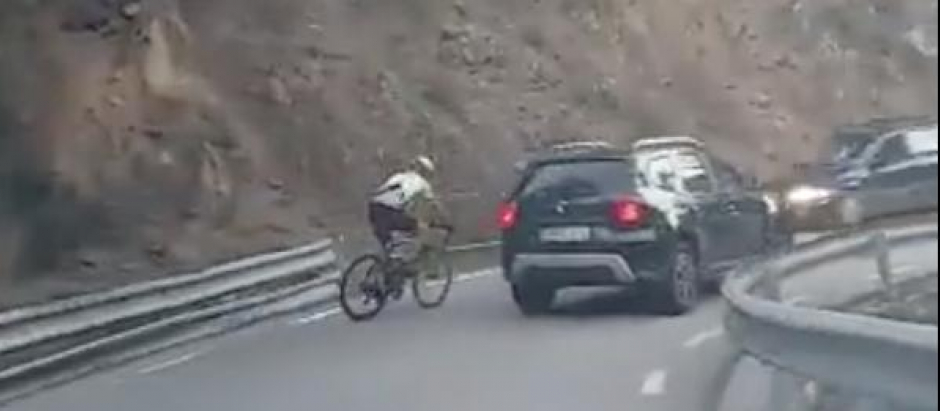 El ciclista acosando al conductor del Dacia