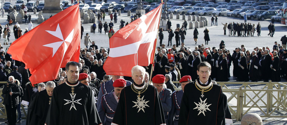 Caballeros de la orden de malta en procesión hacia la basílica de San Pedro en el noveno centenario de su fundación, 9 de febrero de 2013