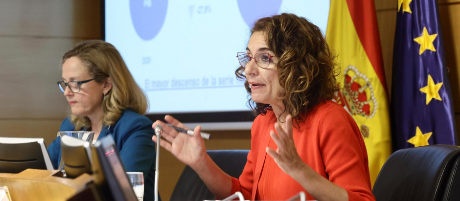 La vicepresidenta primera y ministra de Asuntos Económicos y Transformación Digital, Nadia Calviño (i), y la ministra de Hacienda, María Jesús Montero