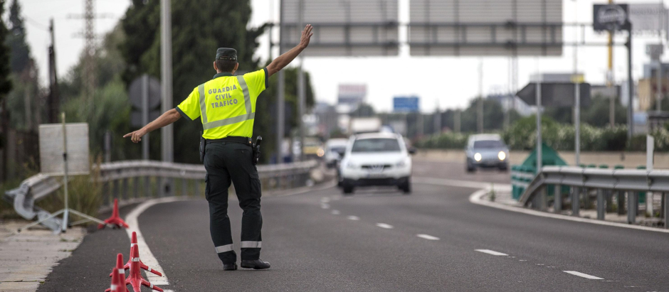 La Guardia Civil de Tráfico controlará específicamente el uso del móvil al volante