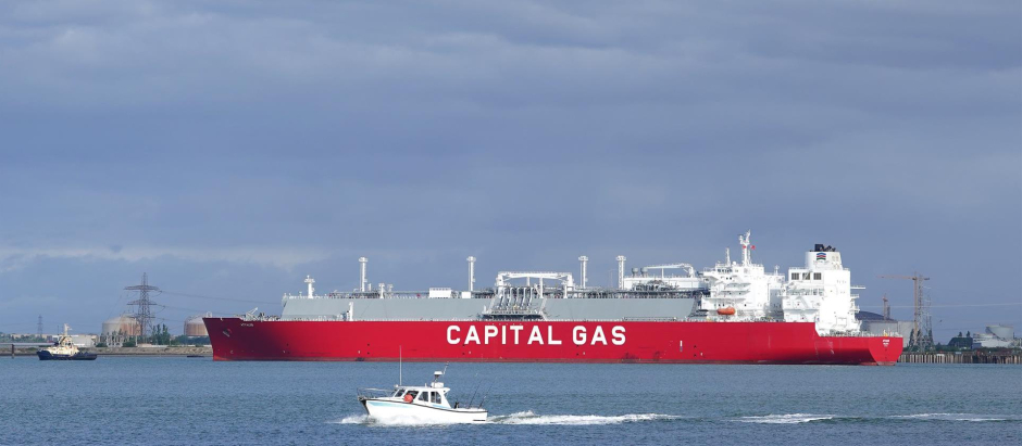 Un barco transportando gas natural licuado.