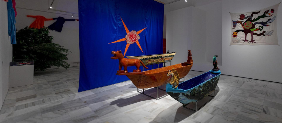 Las canoas y el bordado zapatistas expuestos en el Museo Reina Sofía