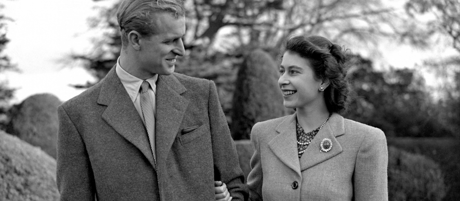 Isabel II y el duque de Edimburgo, en su primera aparición pública en 1947