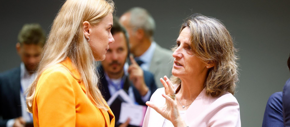 La ministra para la Transición Ecológica, Teresa Ribera junto a la comisaria europea de energía, Kadri Somson