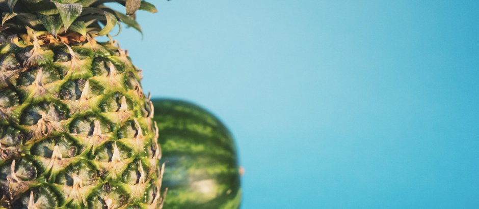 La piña, la sandía y el melón son ejemplos de frutas adecuadas para mitigar la retención de líquidos