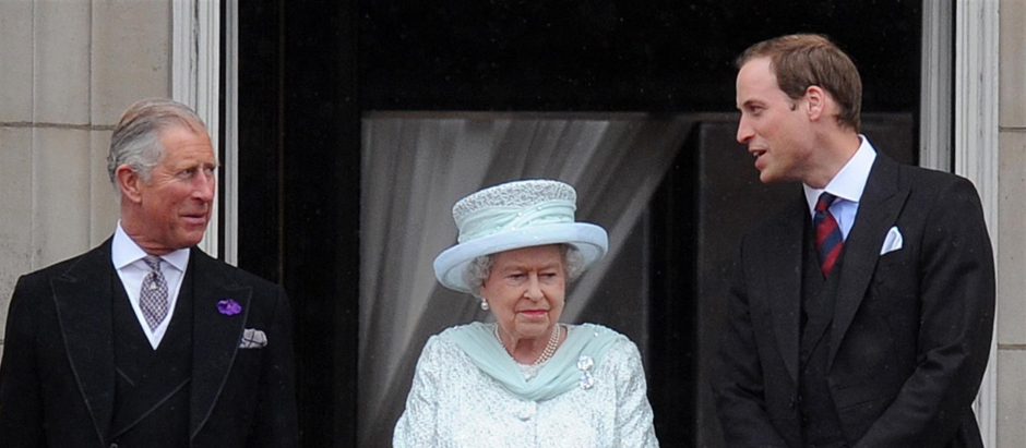La Reina Isabel II entre su hijo, el recién nombrado monarca Carlos III, y su nieto, el heredero al trono príncipe Guillermo