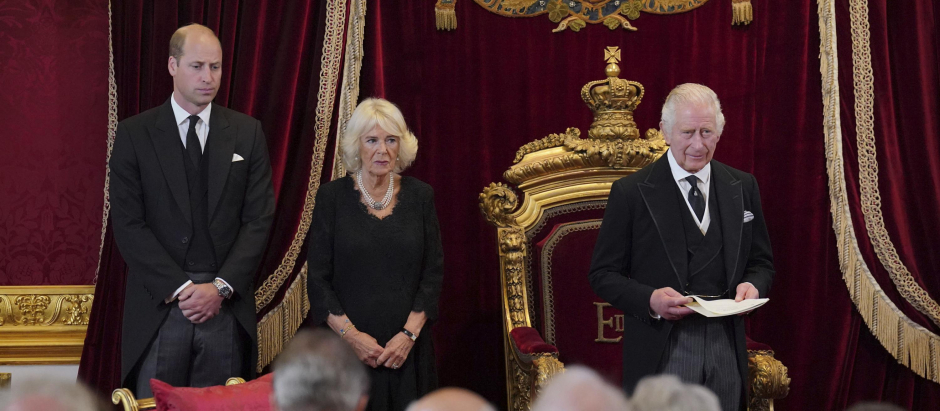 El Príncipe Guillermo, Camila Parker y el Rey Carlos III el día de la proclamación del monarca