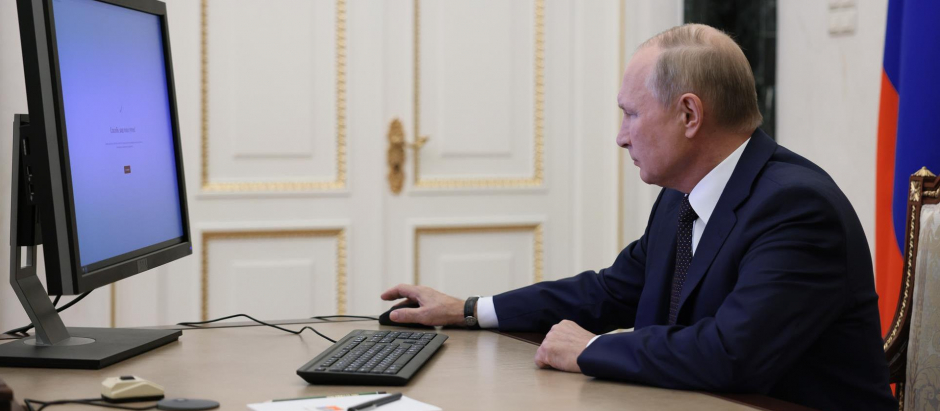 Vladimir Putin emite su voto electrónico en las elecciones municipales y regionales