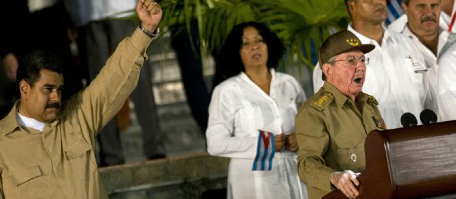 El presidente de Venezuela, Nicolás Maduro, junto al expresidente cubano, Raúl Castro