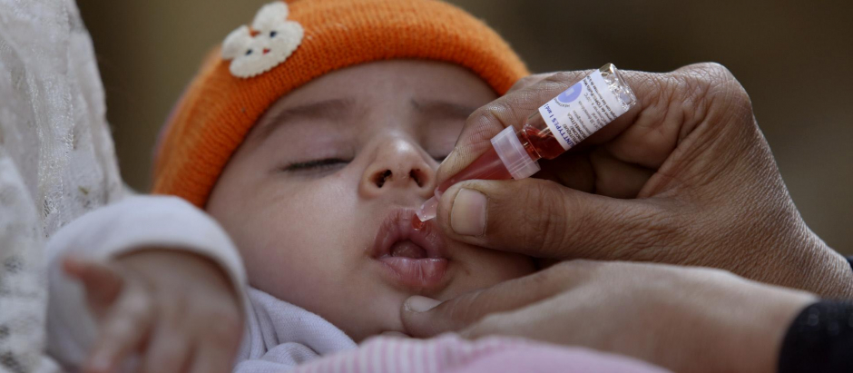 Un niño recibe la vacuna contra la polio, en una imagen de archivo