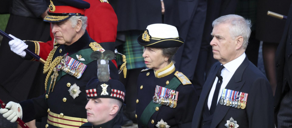 El Rey, Carlos III, su hermana, la princesa Ana y el duque de York, el único de los hermanos con chaqué al tener prohibido usar el uniforme militar