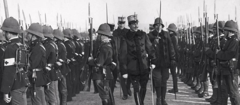El Rey Alfonso XIII repasando las fuerzas destinadas en el protectorado del Rif en 1921