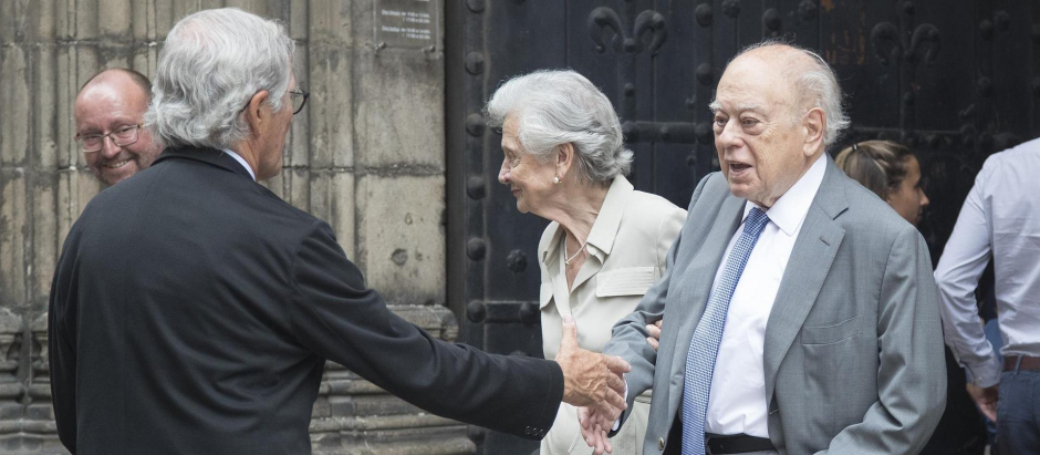 El expresidente de la Generalitat, Jordi Pujol (d), acompañado de su esposa, Marta Ferrusola (c), saluda al exalcalde de Barcelona, Xavier Trias