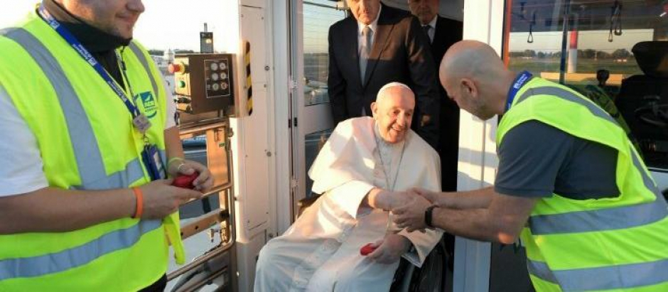 El Papa, en el aeropuerto de Roma Fiumicino, antes de partir a Kazajistán