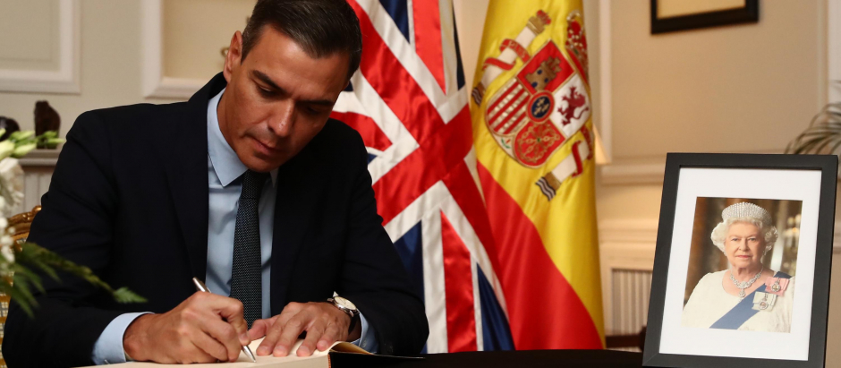 Pedro Sánchez firmando en el libro de condolencias de Isabel II