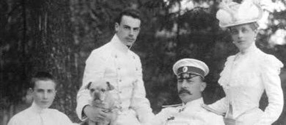 El príncipe Félix Yusúpov sentado junto a su madre, padre y hermano mayor Nikolái