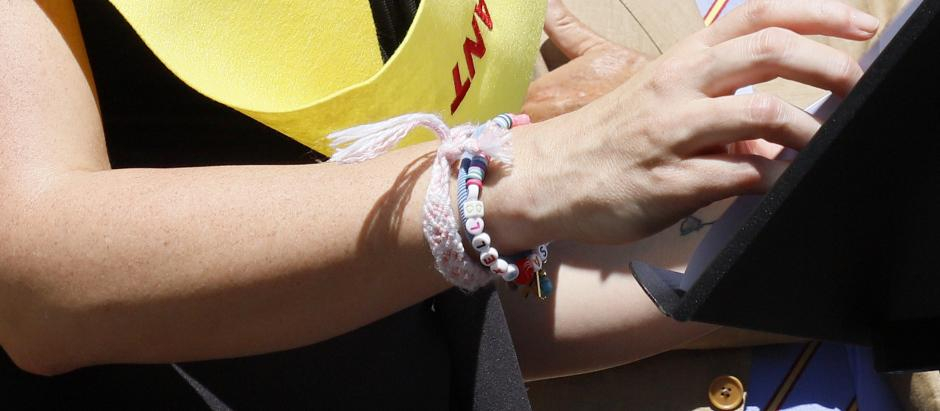 Detalle de la pulsera que luce Isabel Díaz Ayuso