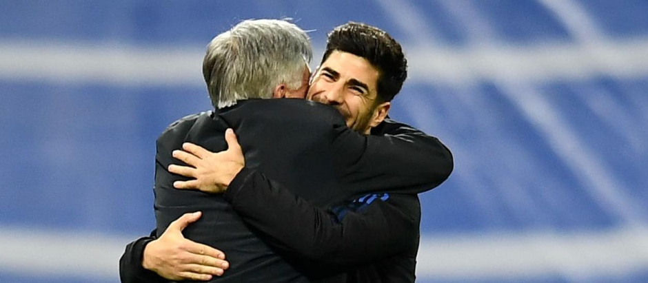 El abrazo de Carlo Ancelotti y Marco Asensio en un partido de la temporada pasada.