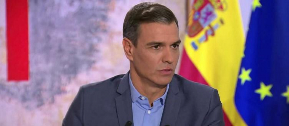Pedro Sánchez durante su entrevista para la televisión pública este martes