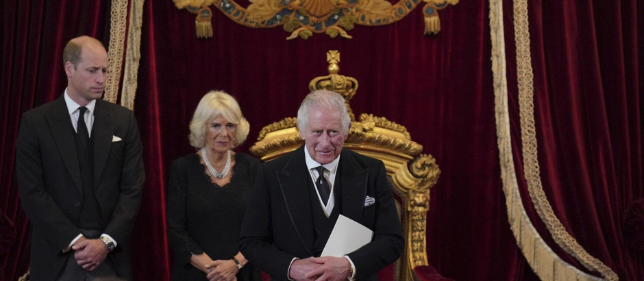 El rey Carlos III es acompañado por la reina consorte y el príncipe Guillermo durante su ceremonia de proclamación como monarca del Reino Unido
