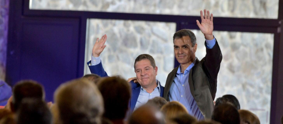El presidente del Gobierno, Pedro Sánchez, junto al presidente de Castilla La Mancha Emiliano García Page, en Toledo