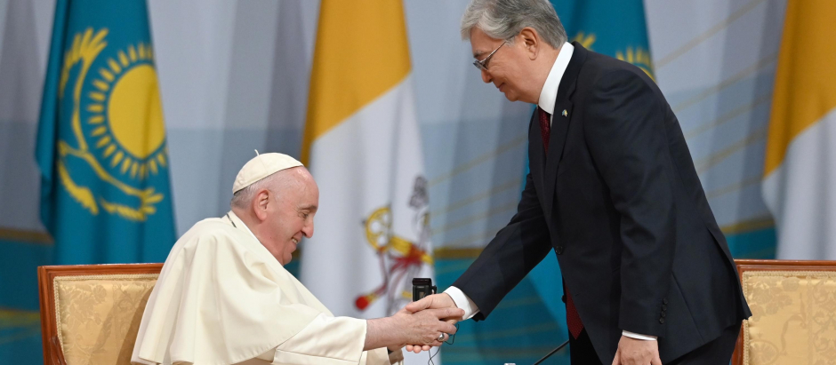 El Papa Francisco saluda al presidente de Kazajistán, Kassym-Jomart Tokayev