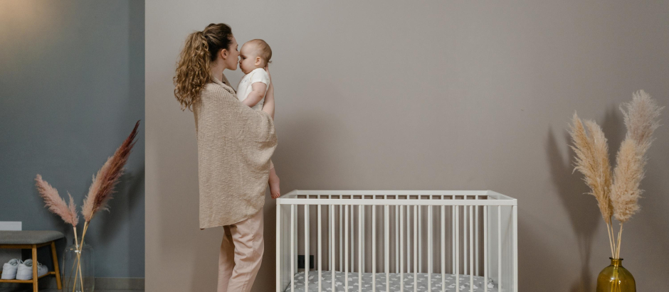 El estudio del centro Riken muestra que permanecer con el bebé en brazos entre 5 y 8 minutos después de que se haya dormido ayuda a que se estabilice la fase del sueño