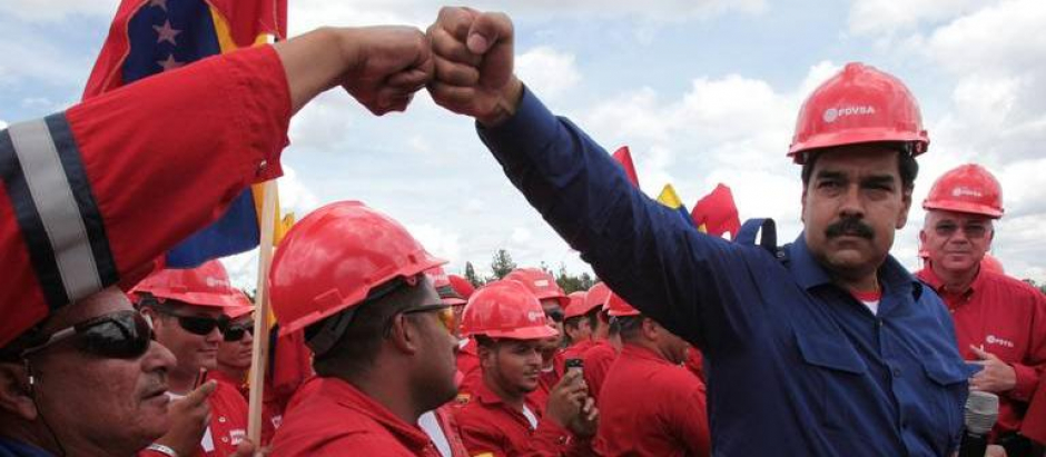 Nicolás Maduro con casco y trabajadores de PDVSA